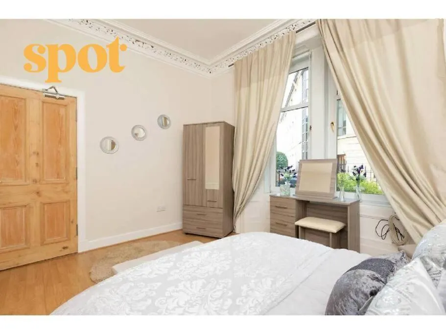 Spacious Ground Floor-2Br-2Ba Apartment Edinburgh