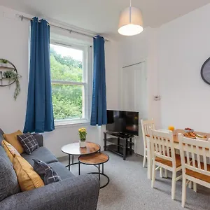 One Bedroom Just A 10 Min Walk From City Center! Apartment