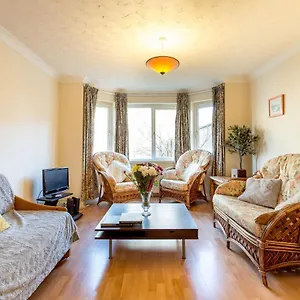 Central & Stylish 3 Bedroom, 2 Bath, Free Parking Apartment