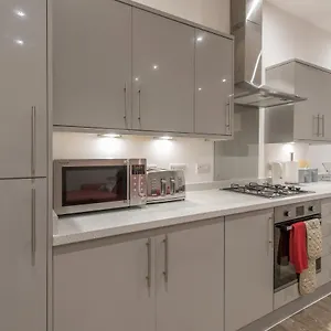 Haymarket Spacious 3 Bedroom Street Level Apartment